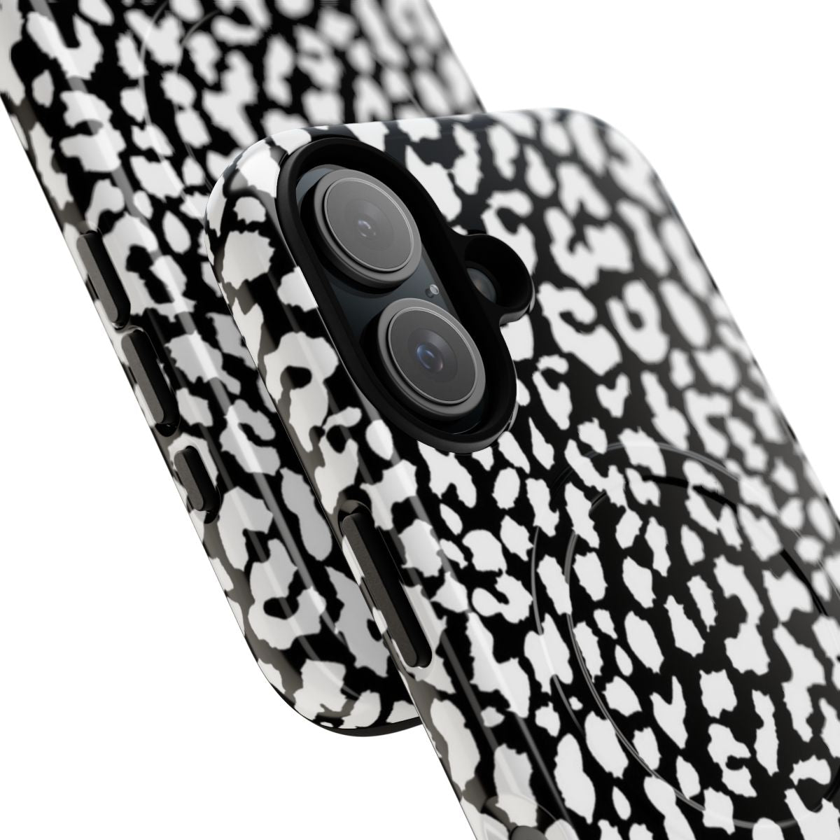 Leopard print phone case with a magnetic closure and durable construction - Detail